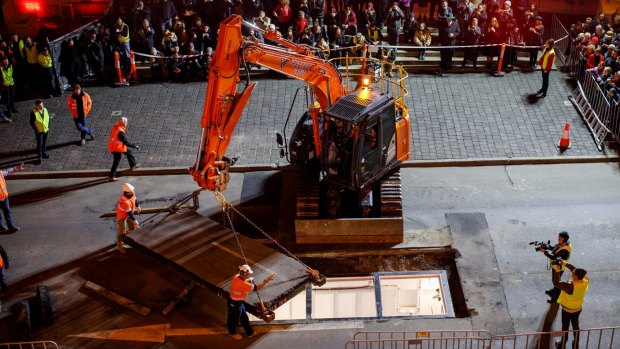 Performance artist Mike Parr begins 72-hour entombment