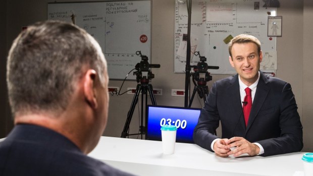 Alexei Navalny talks with Igor Strelkov, a former chief of pro-Russia insurgents in eastern Ukraine