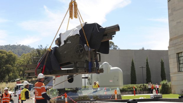 A WWI howitzer,
weighing 7.5 tonnes, being lowered into place in the grounds of the Australian War Memorial. 