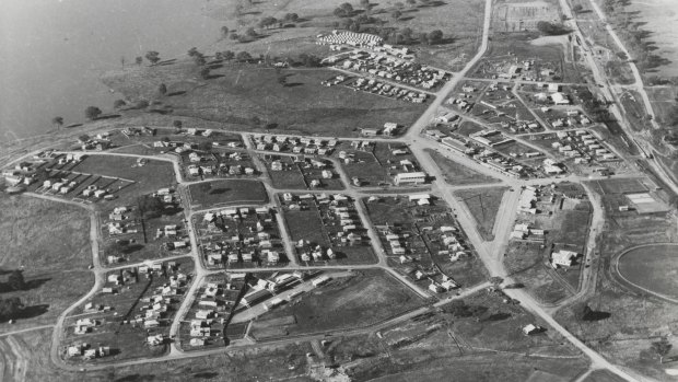 An aerial view of the new township of Tallangatta circa 1956.
