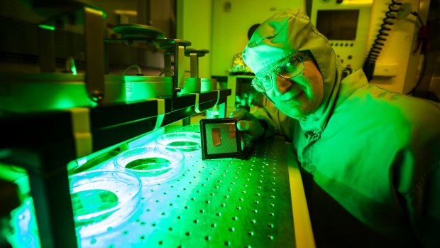 Associate professor Steve Madden and his colleagues at the ANU have assembled a chip-based interferometer that could 'squint' at far away stars.