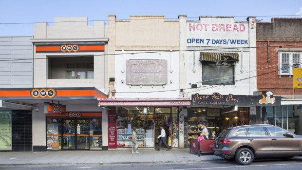 An investor who lost out at several auctions for retail properties has finally landed a shop. The two-storey store at 367 Hampton Street leased to a Shopoholic outlet sold for $2,182,500 under the hammer at auction. 