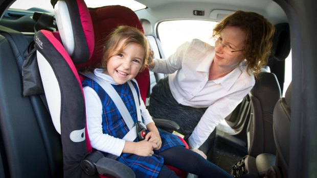 Lynne Bilston from Neuroscience Research Australia shows how to correctly fit a car seat, with Bayleigh McIntosh, 5, of Coogee.