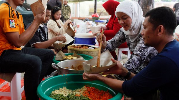 Community house Rumah Amanah Rakyat has prepared thousands of meals for people attending the Friday protests in Jakarta.