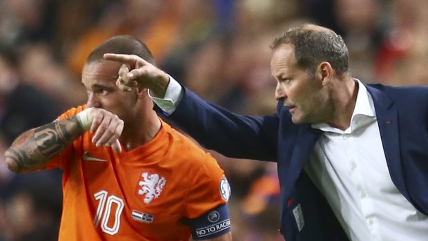 Netherlands' coach Danny Blind, right, gives directions to captain Wesley Sneijder.