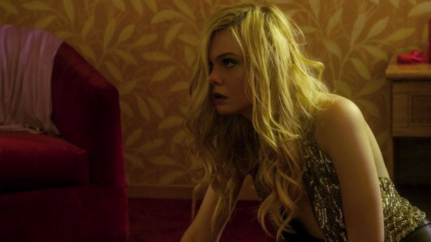 Jesse (Elle Fanning) is a teenager who arrives in Los Angeles hoping for fame as a model.
