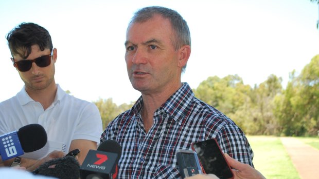 Health Minister Kim Hames blames the contractor for the hospital's delay.