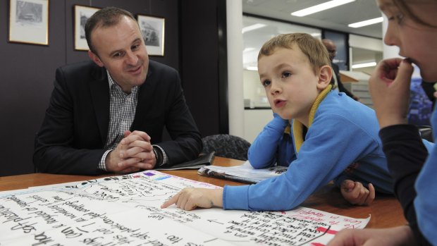 Chief Minister Andrew Barr has a chat at the Woden Library with students from the Lyons Early Childhood School.