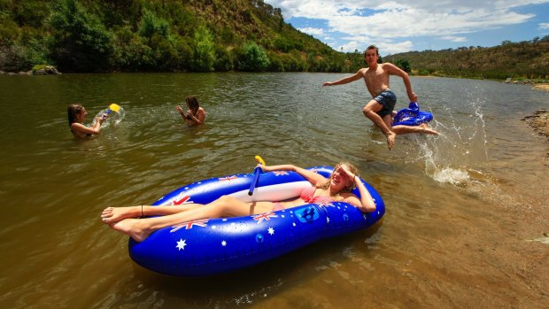 Canberrans cooling off in the Murrumbidgee River.