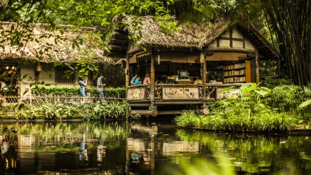 Du Fu Thatched Cottage, a large park and historic area in the city centre.