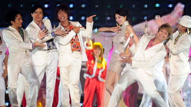 Japan's popular pop group SMAP members (from left) Tsuyoshi Kusanagi, Goro Inagaki, Takuya Kimura, Shingo Katori and Masahiro Nakai perform with Taiwanese model and actress guest Lin Chi-ling.