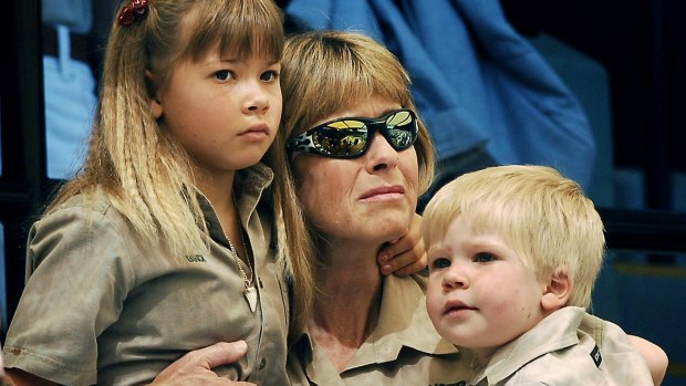 Terri Irwin with daughter Bindi  and son Bob attend the memorial service for her husband at Australia Zoo in 2006.