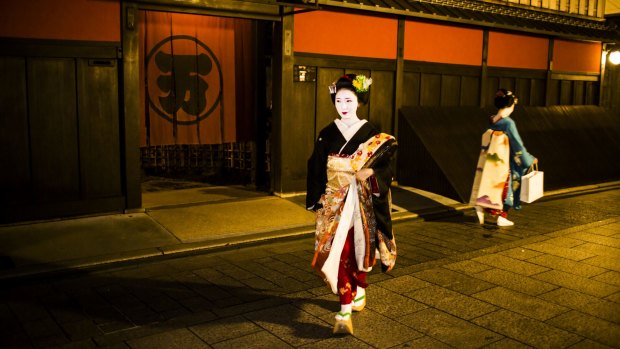 Maikos walking in Gion, an old district of Kyoto with old houses called machilla. 