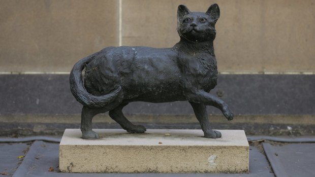 The statue of Trim the cat.