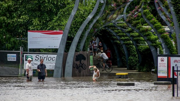 BRISBANE. NEWS. BRISBANE TIMES.
Photograph taken by Michelle Smith on Wednesday 12th January, 2011.
Rising flood waters from the Brisbane River - Ghost town - the Victoria Bridge. Photo taken on January 12, 2011 at 11.45am. Taking photos of the rising flood waters at popular tourist spot Southbank.