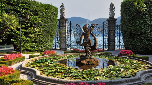 Villa Carlotta has a magnificent park with fountains, statues and flower beds. 