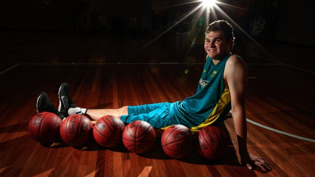Basketballer Isaac Humphries has signed with a top American college side.