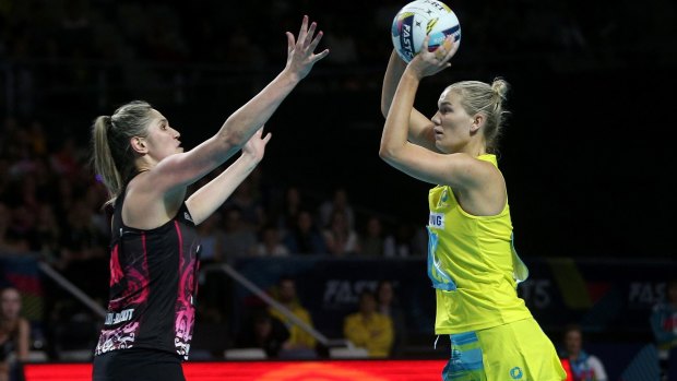 Australia's Courtney Bruce looks for a pass over New Zealand's Ta Paea Selby-Rickit in the 2016 Fast 5 Netball World Series.