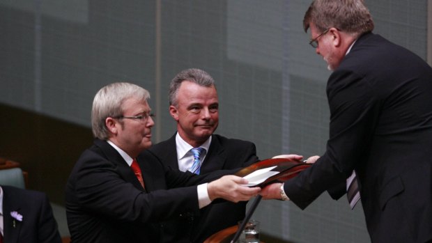 Kevin Rudd and Brendan Nelson hand over the official apology after it was delivered.