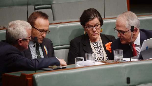 Malcolm Turnbull talks to the crossbenchers, apparently about the referral of MPs over dual citizenship, on Wednesday.
