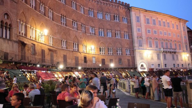 Diners enjoy the atmosphere of the Piazza del Campo. 