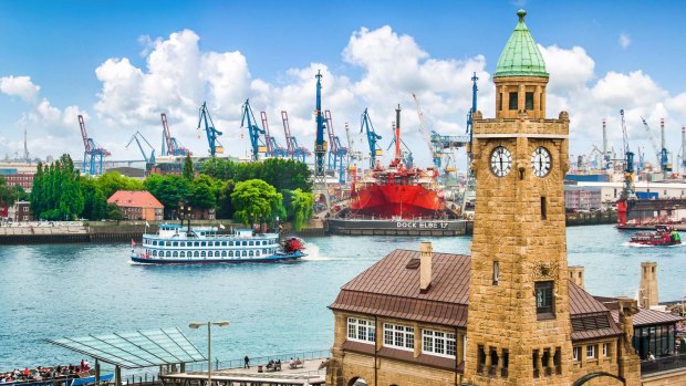 A traditional paddle steamer sails the Elbe in Hamburg.