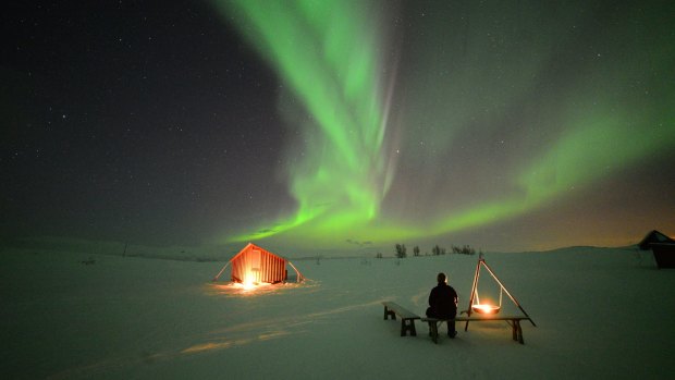 Bjorkliden,瑞典。在转换冰上钓鱼小屋过夜。