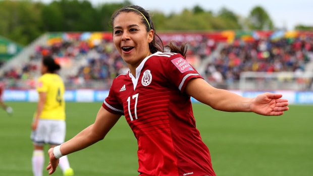 Mexican midfielder Veronica Perez has signed with Canberra United for the 2015-16 W-League season.