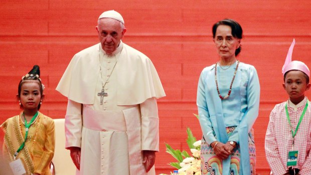 Myanmar's leader Aung San Suu Kyi, centre right, and Pope Francis pose for media in Naypyitaw.
