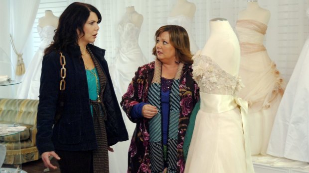 Lauren Graham as Lorelei Gilmore and Melissa McCarthy as Sookie.