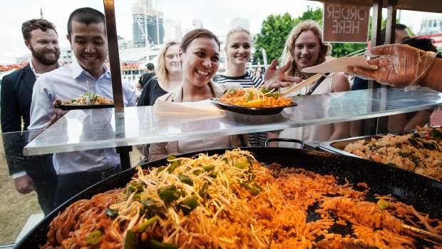 People line up to buy Pad Thai.