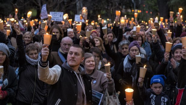 More than 1000 people gathered at a twilight vigil mourning asylum seekers who have died in their attempt to flee war-torn countries such as Syria.