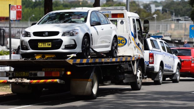 In a police operation on Australia Avenue in Olympic Park, several vehicles were towed away and bags of evidence were collected. 