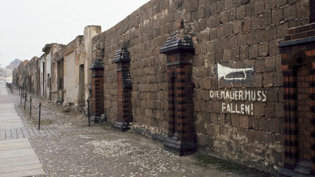 The Berlin Wall along Bernauer Strasse, in the north of Berlin, in 1973. The writing reads: "The wall must fall".  