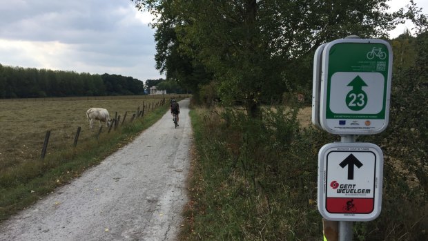 Route markers on the Gent-Wevelgem circuit. 