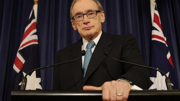 Labor MP Bob Carr backs trials of new approaches to pill testing and ice consumption rooms. 
