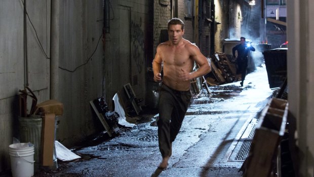 Jai Courtney and Byung-hun Lee in sprinting form in <i>Terminator Genisys</i>.