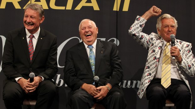 Alan Bond, centre, with John Bertrand, left, and former Australian prime minister, Bob Hawke, right.