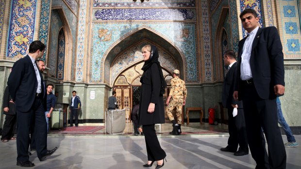 Foreign Minister Julie Bishop tours a bazaar in Tehran.