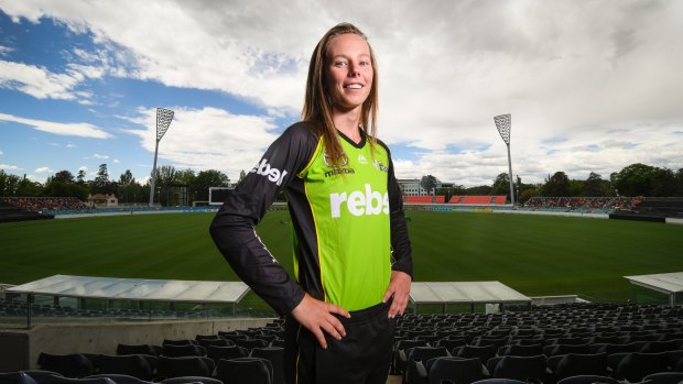 ACT Meteors cricketer Sam Bates has signed a deal to play for the Sydney Thunder in the women's Big Bash League.