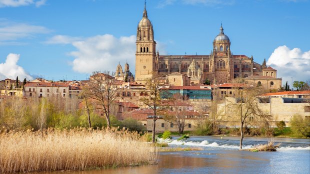The Cathedral sits above the Rio Tormes.