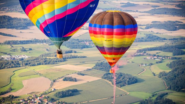 vandaag Maken vaas Skydivers create ultimate playground swing with hot air balloons