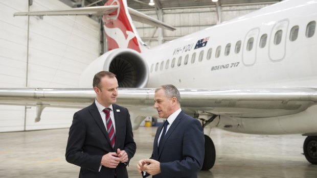 QantasLink CEO John Gissing and ACT Chief Minister Andrew Bar with a Boeing 717.