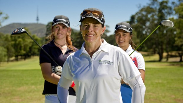 Former LPGA player Rachel Hetherington mentoring junior players in Canberra.