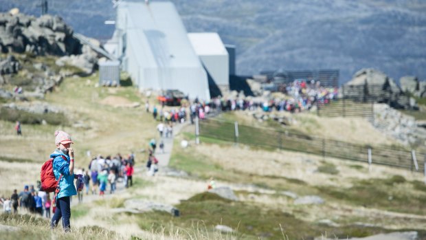 The big crowds who turn up for the Thredbo golden Easter egg hunt.