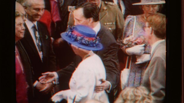 Paul Keating guides the Queen with a hand on her back which was considered a gesture showing too relaxed an attitude to the monarchy during her tour of Australia in 1992. 