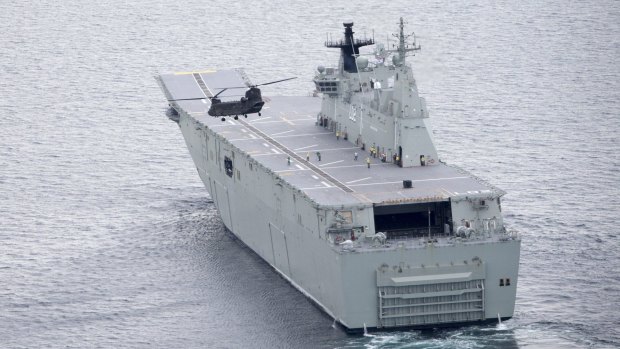A CH-47D Chinook conducts load-lifting trials with HMAS Canberra.