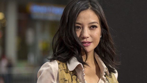 A man has taken offence at the allegedly intense stare of Chinese actress Zhao Wei. 
