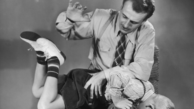 Smacking children should be made illegal in Australia, advocates say.