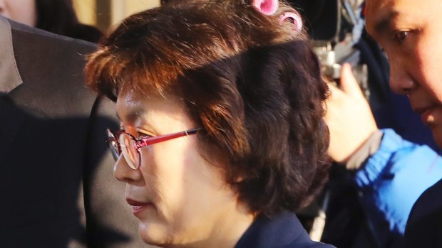 Acting Chief Justice Lee Jung-mi arrives at court with curlers in her hair.